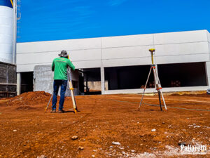 Entenda como o levantamento arquitetônico de corte e fachada é fundamental para o sucesso do seu projeto em Ribeirão Preto. A Pallaretti Topografia utiliza tecnologia de ponta para capturar cada detalhe, transformando o espaço existente em dados precisos para o desenvolvimento de plantas de corte e elevações de fachada. Conte com nossa expertise para ter uma base sólida e confiável para sua reforma, retrofit ou nova construção em Ribeirão Preto e municípios próximos.