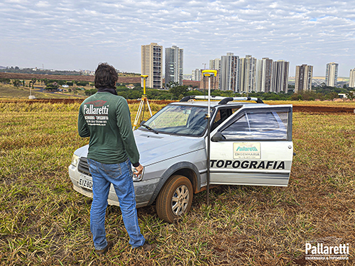 Esta imagem ilustra o serviço de levantamento cadastral oferecido pela Pallaretti Topografia em Ribeirão Preto e cidades próximas. Essencial para a correta identificação e regularização de imóveis, nosso levantamento cadastral detalha limites, confrontações, áreas, e benfeitorias existentes. Fornecemos dados técnicos precisos e confiáveis, fundamentais para cartórios, prefeituras e para o planejamento de qualquer empreendimento na região de Ribeirão Preto
